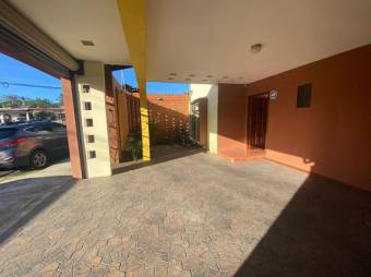 Se vende amplia casa con terraza en San Joaquín de Flores 24-966