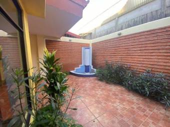 Se vende amplia casa con terraza en San Joaquín de Flores 24-966