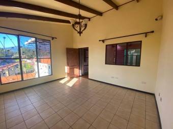 Se vende amplia casa con terraza en San Joaquín de Flores 24-966