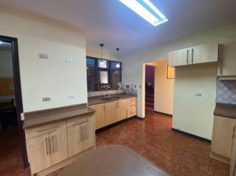 Se vende amplia casa con terraza en San Joaquín de Flores 24-966