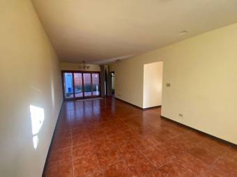 Se vende amplia casa con terraza en San Joaquín de Flores 24-966