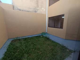 Se vende hermosa y  espaciosa casa con patio en residencial de San Pablo de Heredia 24-286