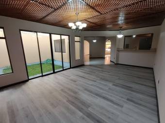 Se vende hermosa y  espaciosa casa con patio en residencial de San Pablo de Heredia 24-286