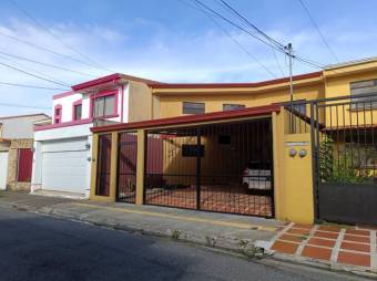 Se vende hermosa y  espaciosa casa con patio en residencial de San Pablo de Heredia 24-286