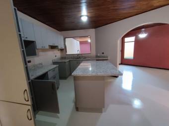 Se vende hermosa y  espaciosa casa con patio en residencial de San Pablo de Heredia 24-286