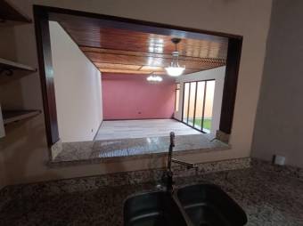 Se vende hermosa y  espaciosa casa con patio en residencial de San Pablo de Heredia 24-286