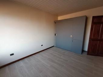 Se vende hermosa y  espaciosa casa con patio en residencial de San Pablo de Heredia 24-286