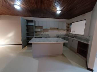 Se vende hermosa y  espaciosa casa con patio en residencial de San Pablo de Heredia 24-286