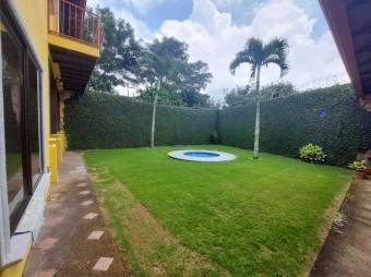 Se vende linda y espaciosa casa con patio y terraza en Mercedes de Heredia 24-1001