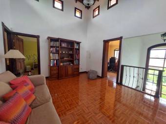 Se vende linda y espaciosa casa con patio y terraza en Mercedes de Heredia 24-1001