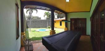 Se vende linda y espaciosa casa con patio y terraza en Mercedes de Heredia 24-1001