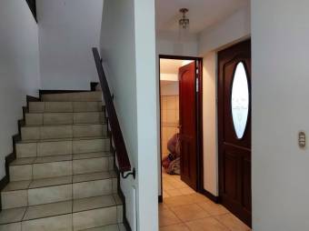 Se vende amplia casa con patio en condominio de24-838