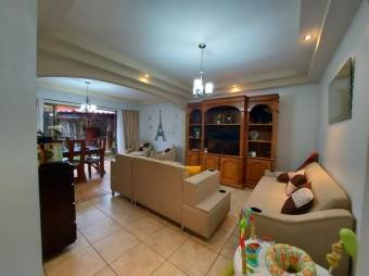 Se vende amplia casa con patio en condominio de San francisco de Heredia 24-838