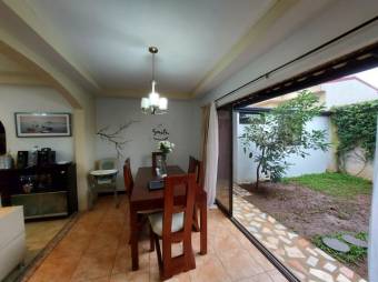 Se vende amplia casa con patio en condominio de24-838