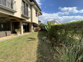 Se vende espaciosa casa con patio y terraza en condominio de Ulloa de Alajuela 24-719