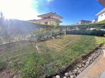 Se vende espaciosa casa con patio y terraza en condominio de Ulloa de Alajuela 24-719