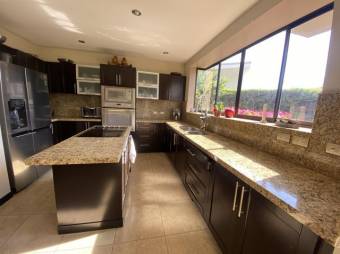 Se vende espaciosa casa con patio y terraza en condominio de Ulloa de Alajuela 24-719