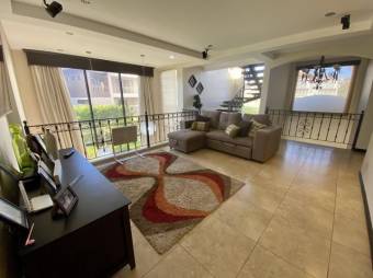 Se vende espaciosa casa con patio y terraza en condominio de Ulloa de Alajuela 24-719