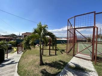 Se vende espaciosa casa con terraza en condominio de San Francisco de Heredia 23-1910