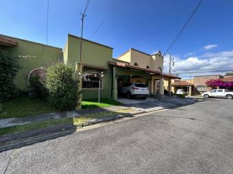 Se vende espaciosa casa con terraza en condominio de San Francisco de Heredia 23-1910