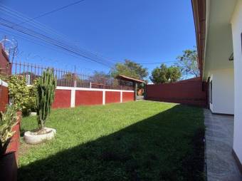 Se vende espaciosa casa con amplio jardín en San Juan de Santa Barbara 24-1106 