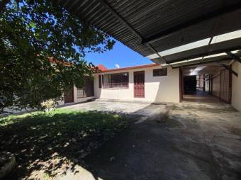 Se vende espaciosa casa con amplio jardín en San Juan de Santa Barbara 24-1106 