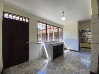 Se vende espaciosa casa con amplio jardín en San Juan de Santa Barbara 24-1106 