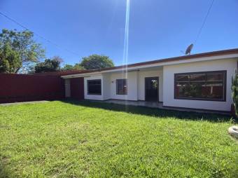 Se vende espaciosa casa con amplio jardín en San Juan de Santa Barbara 24-1106 