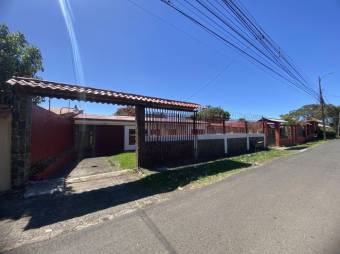 Se vende espaciosa casa con amplio jardín en San Juan de Santa Barbara 24-1106 