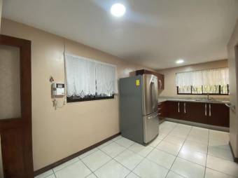 Se vende espaciosa casa con jardín y terraza en residencial de San Rafael de Escazú 24-1090  