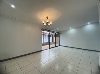 Se vende espaciosa casa con jardín y terraza en residencial de San Rafael de Escazú 24-1090  