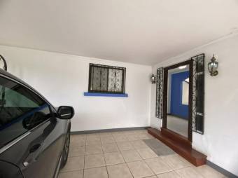 Se vende espaciosa casa con jardín y terraza en residencial de San Rafael de Escazú 24-1090  