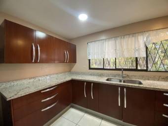 Se vende espaciosa casa con jardín y terraza en residencial de San Rafael de Escazú 24-1090  