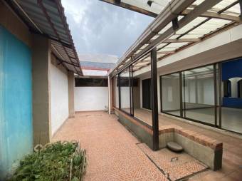 Se vende espaciosa casa con jardín y terraza en residencial de San Rafael de Escazú 24-1090  