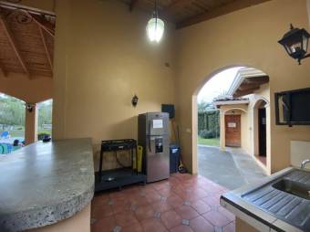 Se vende espaciosa casa en Alajuelita de San José 24-1046 