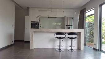 Se vende moderno y espacioso apartamento en Piedades de Santa Ana 23-1453