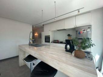 Se vende moderno y espacioso apartamento en Piedades de Santa Ana 23-1453