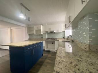 Se vende espaciosa casa con patio en Anselmo Llorente de Tibás 23-50 