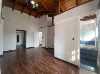 Se vende espaciosa casa con patio en Anselmo Llorente de Tibás 23-50 