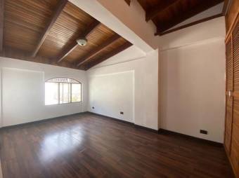 Se vende espaciosa casa con patio en Anselmo Llorente de Tibás 23-50 