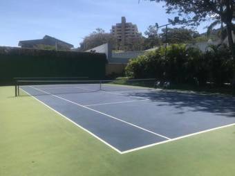 se vende espaciosa casa con terraza en condominio de San Rafael de Escazú 23-1956