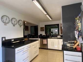 se vende espaciosa casa con terraza en condominio de San Rafael de Escazú 23-1956