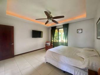 se vende hermosa casa con gran jardín y terraza en Residencial de Guácima de Alajuela 23-1513