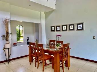 se vende hermosa casa con gran jardín y terraza en Residencial de Guácima de Alajuela 23-1513