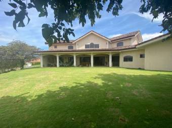 se vende hermosa casa con gran jardín y terraza en Residencial de Guácima de Alajuela 23-1513