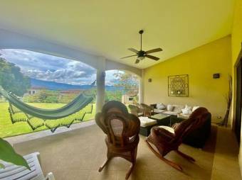 se vende hermosa casa con gran jardín y terraza en Residencial de Guácima de Alajuela 23-1513