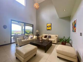 se vende hermosa casa con gran jardín y terraza en Residencial de Guácima de Alajuela 23-1513