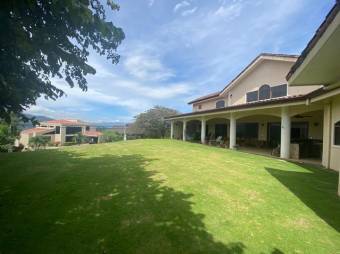 se vende hermosa casa con gran jardín y terraza en Residencial de Guácima de Alajuela 23-1513