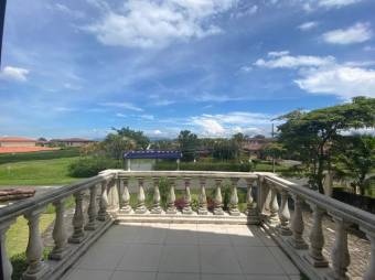 se vende hermosa casa con gran jardín y terraza en Residencial de Guácima de Alajuela 23-1513