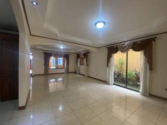 se vende espaciosa casa con patio y terraza en Desamparados de Alajuela 23-3063